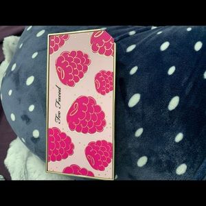 Too faced razzle dazzle berry palette